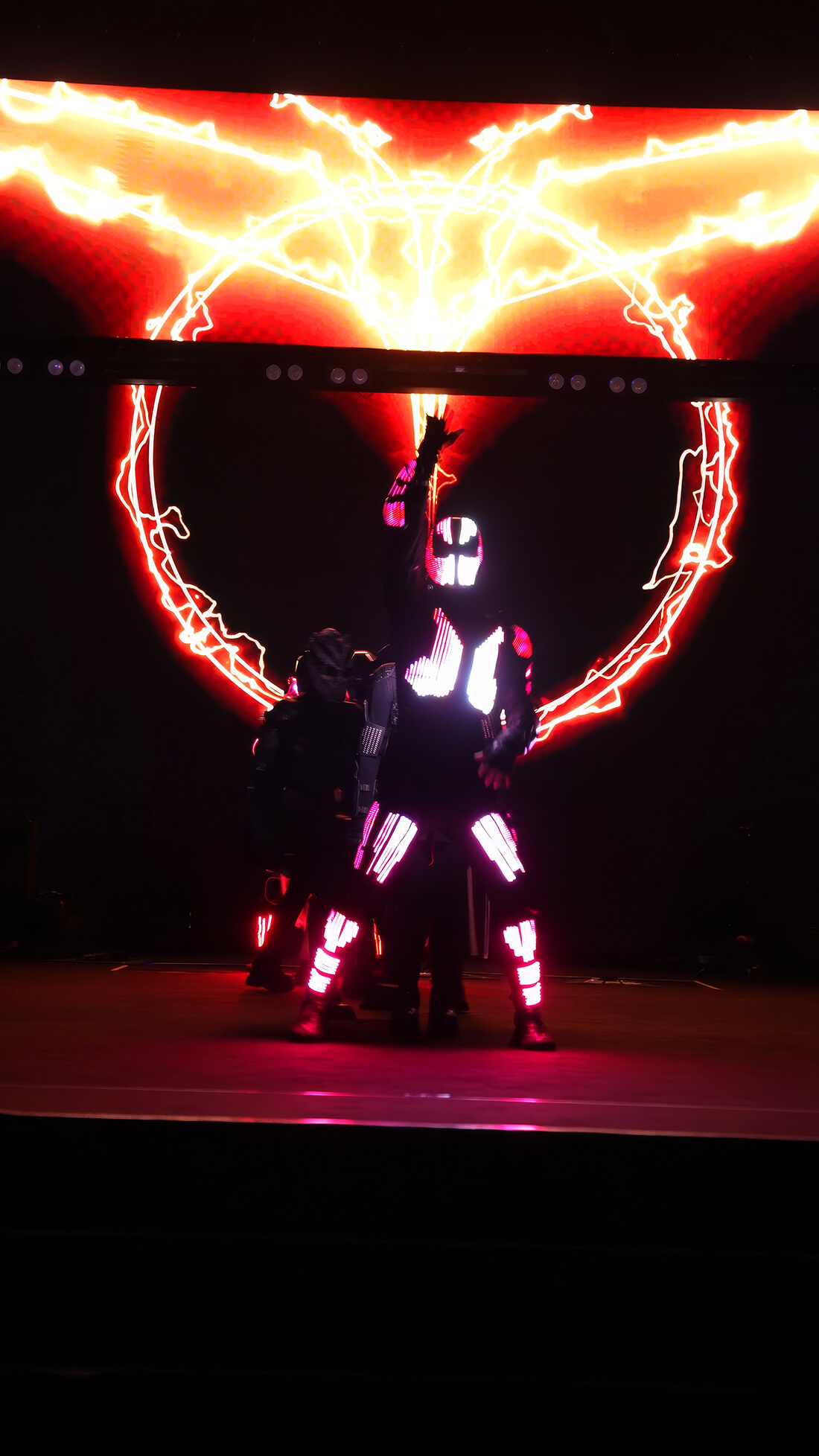 High-tech light show Shines Creed – A New Level of Light Show